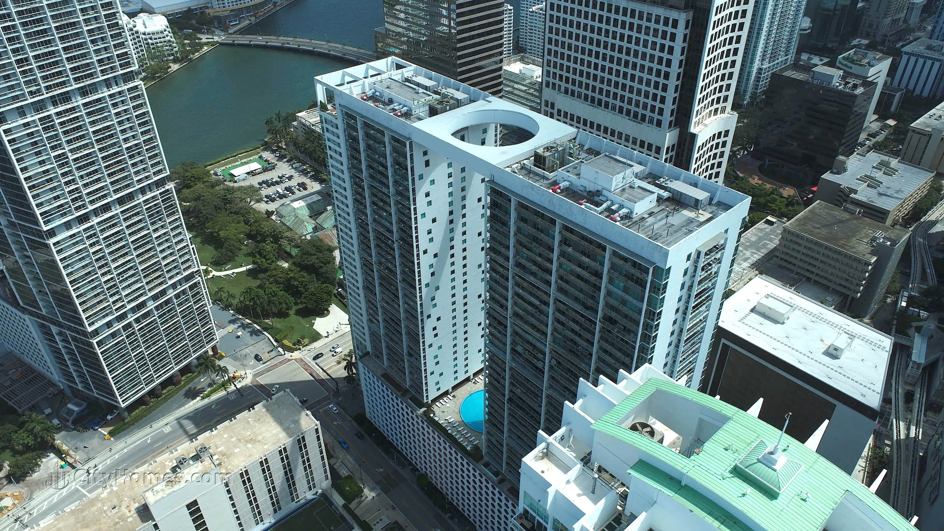 8. 500 Brickell East xây dựng tại 500 Brickell Avenue, Miami, FL 33131