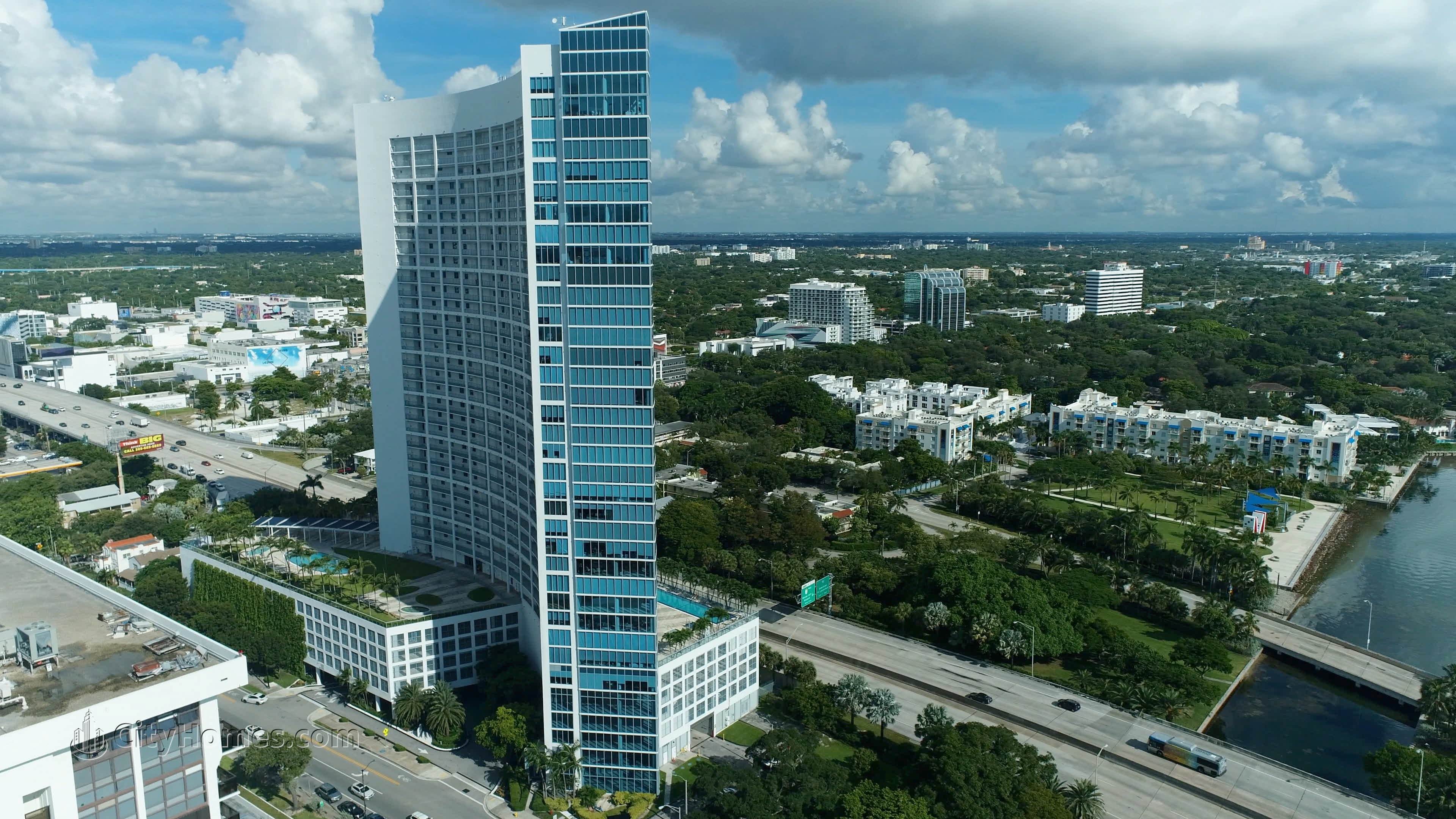 6. Blue prédio em 601 NE 36th St, Edgewater, Miami, FL 33137
