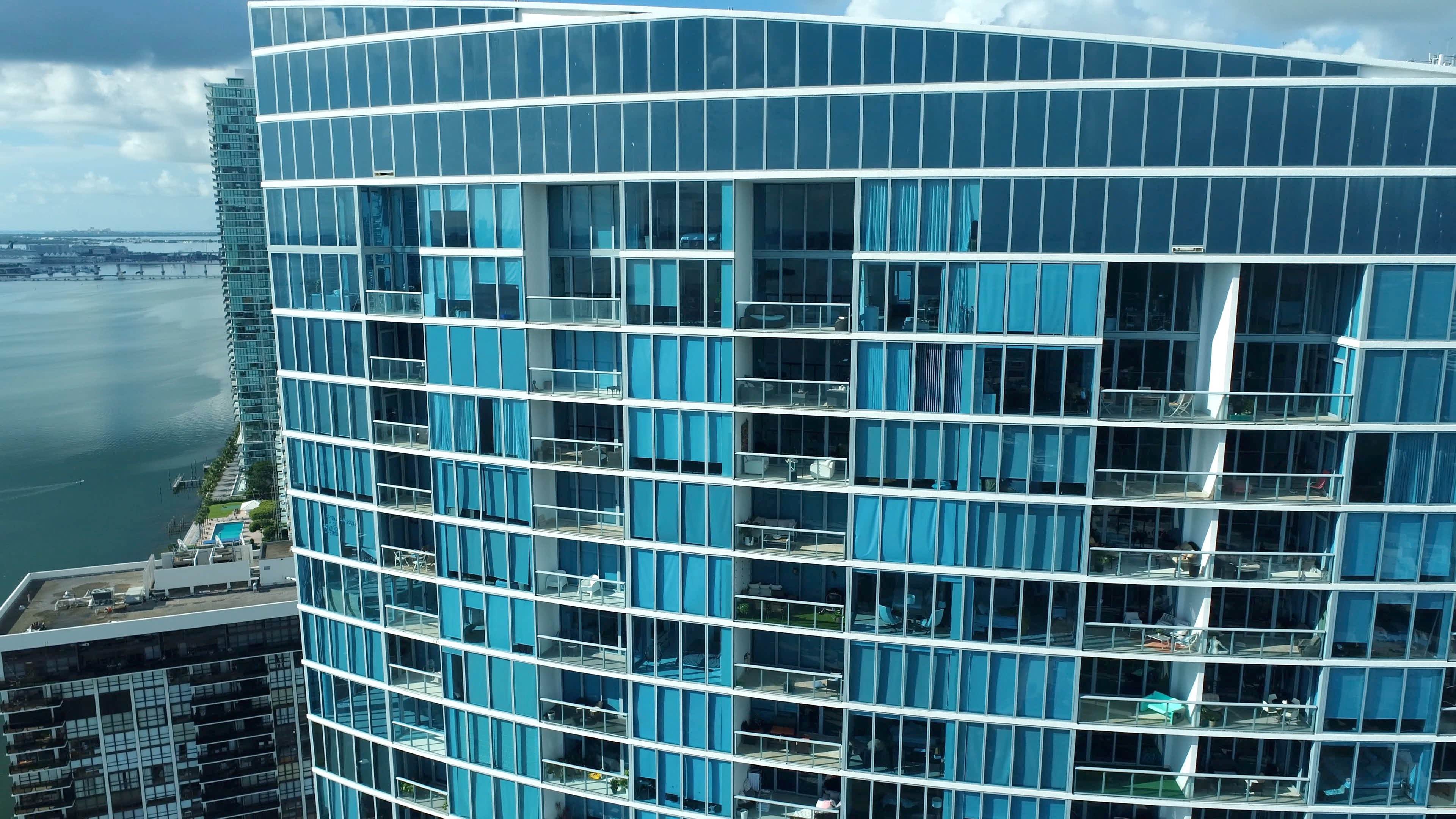 9. Blue bâtiment à 601 NE 36th St, Edgewater, Miami, FL 33137