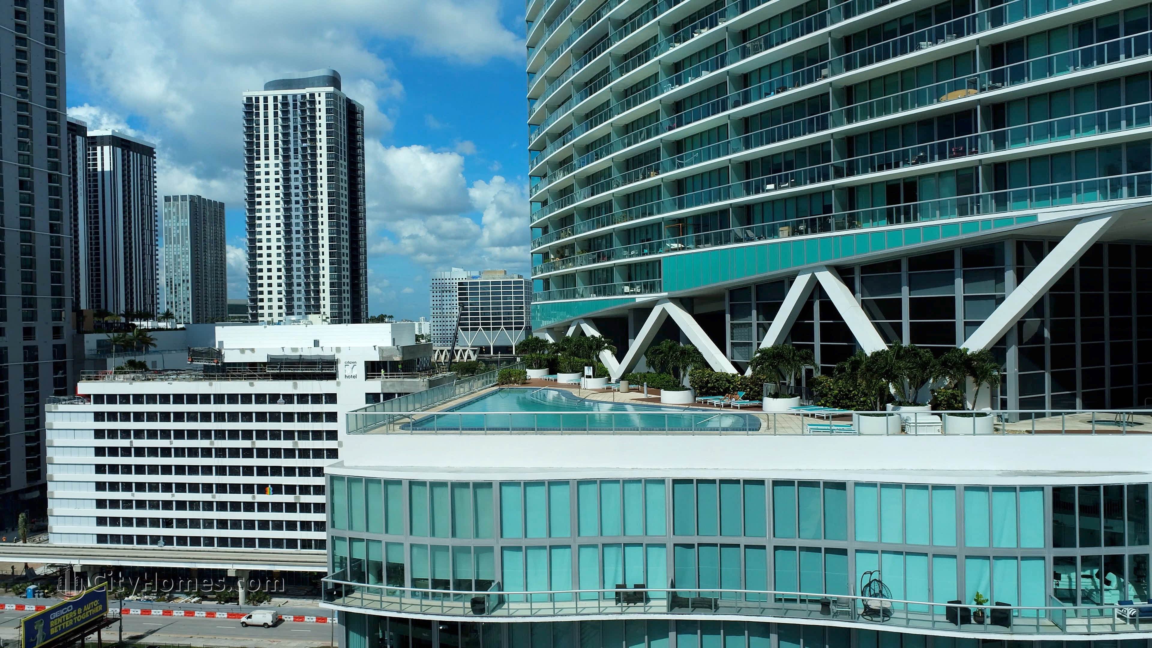 2. Marina Blue xây dựng tại 888 Biscayne Blvd, Miami, FL 33132