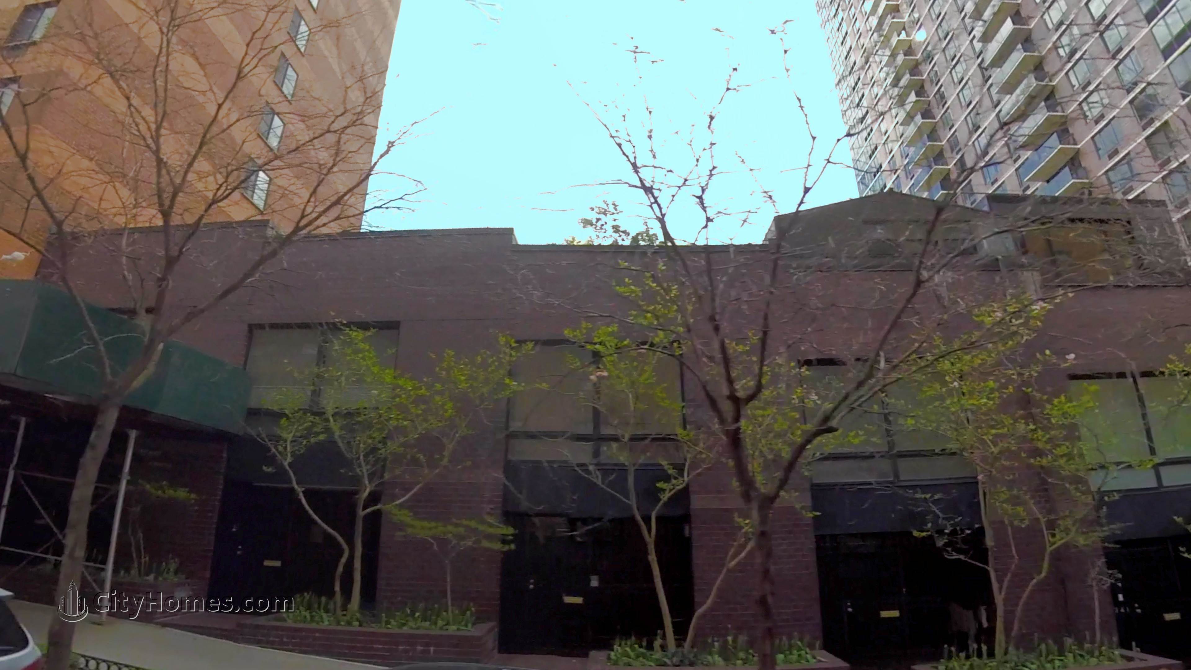 Astor Terrace建于 245 East 93rd Street, Yorkville, Manhattan, NY 10128