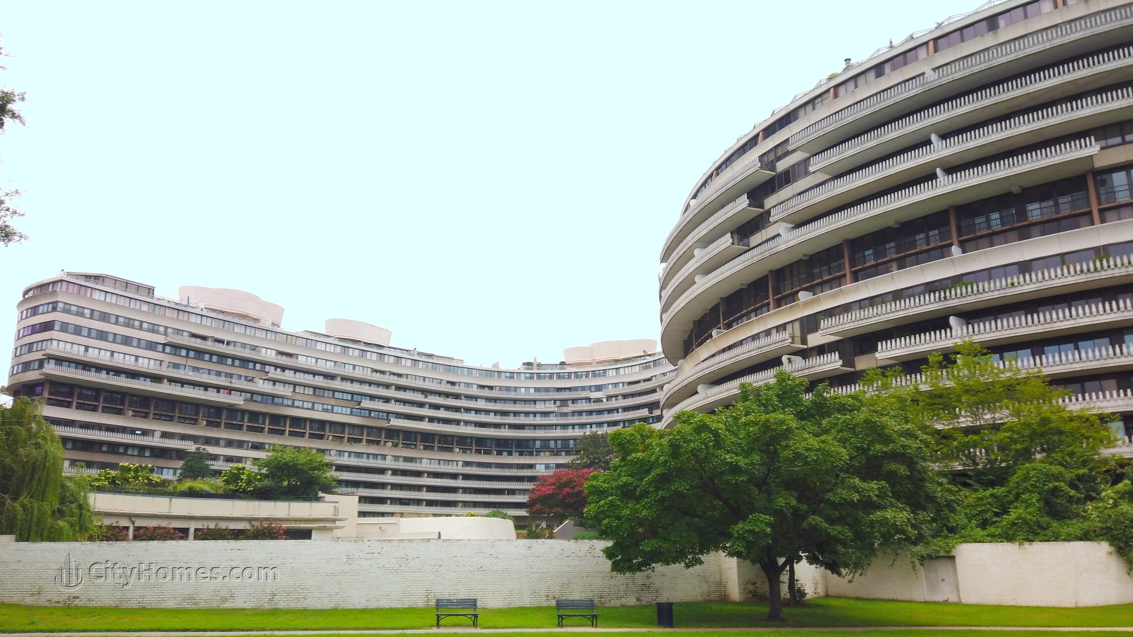 3. The Watergate xây dựng tại 700 New Hampshire Ave NW, Foggy Bottom, Washington, DC 20037