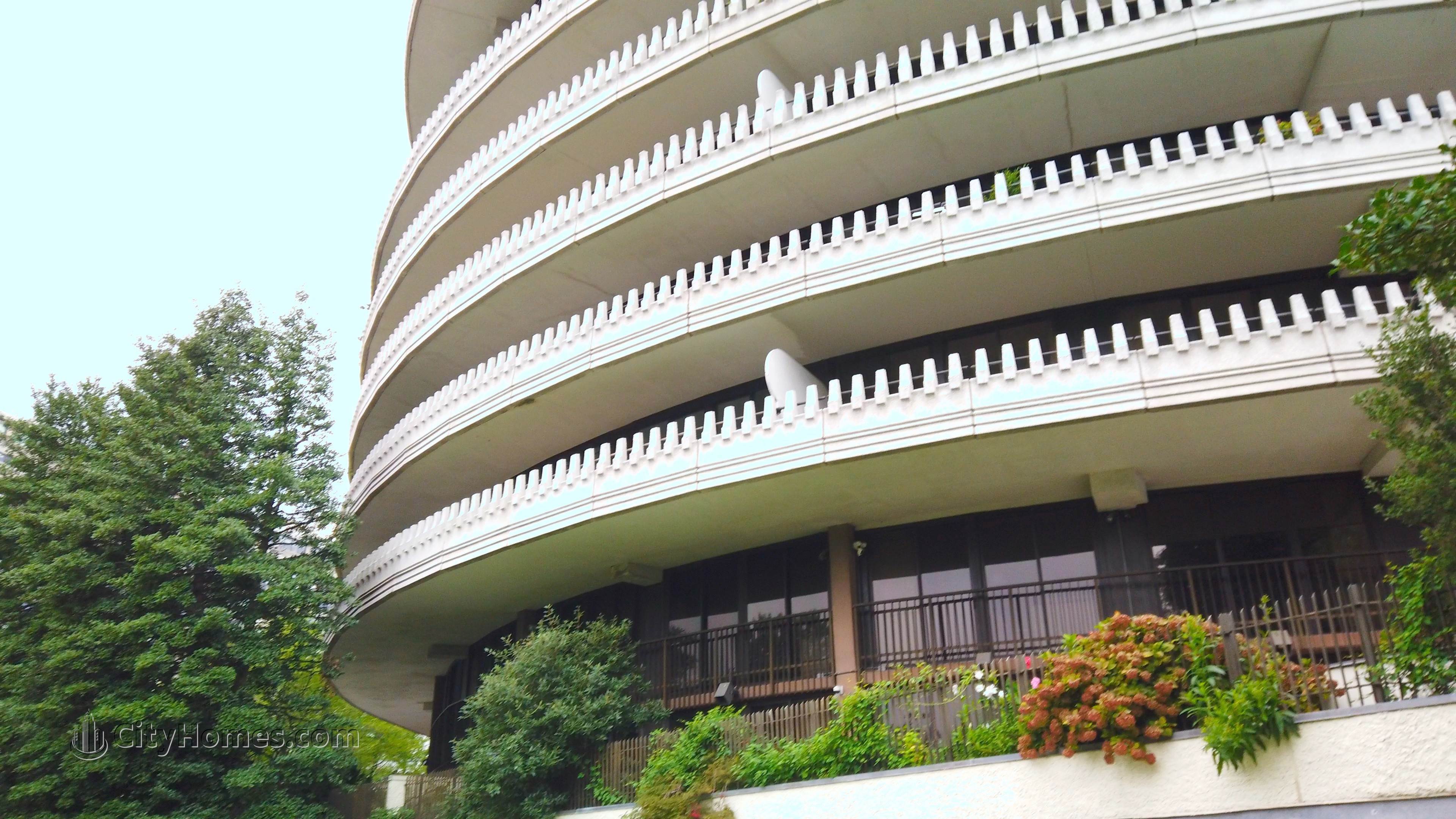 5. The Watergate xây dựng tại 700 New Hampshire Ave NW, Foggy Bottom, Washington, DC 20037