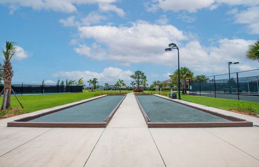 8. Veranda Gardens xây dựng tại 446 SE Vallarta Drive, Port St. Lucie, FL 34984