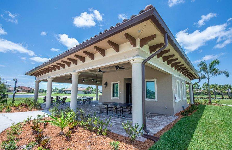 14. Veranda Gardens xây dựng tại 446 SE Vallarta Drive, Port St. Lucie, FL 34984